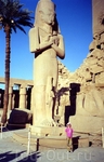 Статуя фараона Луксорского храма, развалины которого находятся на правом берегу Нила, в южной части Фив, в пределах современного города Луксор.