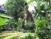 Статуя динозавра в парке отеля