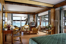 Mom Tri'S Boathouse