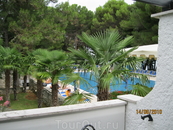 Вид из номера отеля на бассейн