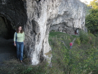 высоко на скалах находятся пещеры, в которых раньше жил отшельник, теперь это место паломничества.