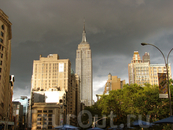 Empire State Building на фоне предгрозового неба