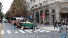 По выходным в Праге каждый занят своим увлечением, в частности многие разъезжают на ретро-автомобилях