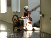 тетенька, сидящая в Visitors center и создающая атмосферу "того времени"