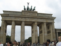 А вот и Бранденбургские ворота... Людей было очень много, в субботу сюда приезжают туристы из соседних городов