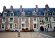 Château Royal de Blois (королевский замок Блуа) - сочетание готики, раннего Ренессанса и классицизма.