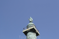 Венчает Вандомскую колонну статуя Наполеона в древнеримском облачении.