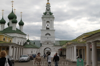 Справа - Гостиный Двор Костромы. 