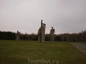 В 17 км от Риги, близ местечка Саласпилс, на месте бывшего фашистского лагеря смерти, в память тысяч замученных и убитых узников лагеря 31 октября 1967 ...