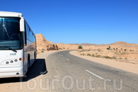 Туристический автобус в пустыне