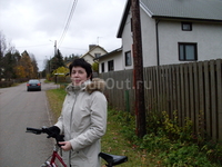 Велосипедная прогулка по финскому посёлку (рядом с нашим отелем).За 2 часа мы увидели 2-х человек-мальчишку на велике и дедулю,убиравшего листья на участке ...
