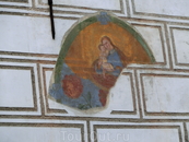 На одном из домов сохранился фрагмент настенной иконы.