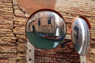 Зеркала на перекрестках - чтобы лодкам на столкнуться.