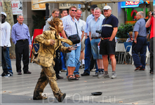 Несмотря на порой довольно угрожающую внешность полуночных прохожих, Рамбла к счастью безопасна в любое время дня и ночи. Несмотря на порой довольно угрожающую внешность полуночных прохожих, Рамбла к счастью безопасна в любое время дня и ночи.