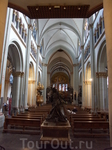 В главном нефе базилики Святого Мартина, который датируется 1220годом,  с западной его стороны - бронзовая статуя Святой Елены — подарок кардинала Франца Вильгельма, графа фон Вартенберг, старшего свя