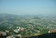 Вид  на  окрестности  Сан-Марино сверху,с крепостной стены.