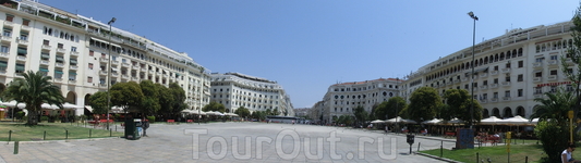 Панорама площади Аристотеля - центральной площади города Салоники. Кто видит Аристотеля? :) 