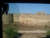 стена древней крепости,ее окружл ров ,заполненный водой