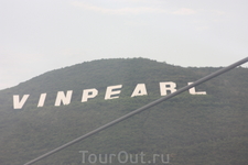 Надпись на горе острова VinPerl