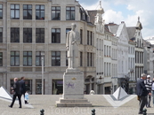 Брюссель  Верхний  город.  Памятник     герцогине  Елизаветте( Элизабет)  Баварской, на  которой   в  1900 году  женился  король  Бельгии Альберт I/