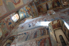 Очень и очень похоже на Фрески Дионисия, которые мы днем ранее увидели в Фераппонтовом Монастыре. Тут эти росписи на стенах 14-16 веков намного масштабнее ...