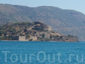 Остров спинолонга, раньше был форт, потом лепразорий, а сейчас просто экскурсионное место)))остатки былой роскоши!