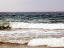 Волны Средиземного моря в 7 утра. Пляжи Салоу имеют Европейский Синий Флаг, что является показателем чистоты и безопасности пляжей