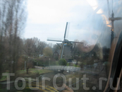 К сожалению, я не сильно моталась по Голландии, и не видела голландских мельниц, разве что из окна поезда...