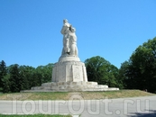 Памятник поставлен вроде болгарским воинам. Советским воинам поставлен шикарный курган на выезде из Варны.