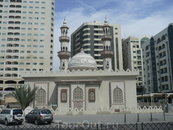 Занимательно- маленькая мечеть в окружении многоэтажек