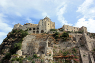 Арагонский замок (итал. Castello Aragonese) — расположен в Италии на острове Искья на конусе вулканической лавы, возвышающейся из моря. Крепость строилась ...