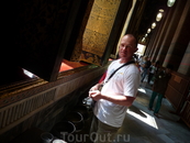 Обзорная экскурсия по Бангкоку. Храм Лежащего Будды.
Проходишь мимо 180 сосудов и в каждый бросаешь монетку - местный ритуал.