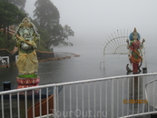 Статуи индуистских богов в воде озера.