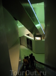 Переход к скоростному лифту на Бурж Калифа. Как на космической станции!