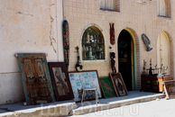 Хорошие места в Тунисе для  дизайнеров интерьеров. Че угодно можно подобрать. Ставни, двери, зеркала. Все не дорого, но перевоз...
