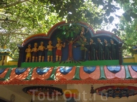 На фронтоне храма картина с историей дерева : когда -то английские солдаты хотели срубить дерево,  но им это не удалось: заступилась богиня Парвати. 