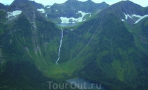 Самый высокий водопад в России-Кинзелюкский. Высота 330 метров. Точка сброса воды  1628 метров над уровнем моря.  Вода падает из верхнего кинзелюкского ...