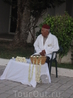 дедушка продает символ Туниса - жасмин