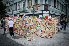 Автографы придумали оставлять и таким образом.