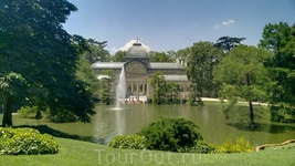 Практически каждый раз, прилетая в Мадрид, я прихожу в Ретиро погулять и полюбоваться этим дворцом. Практически каждый раз, прилетая в Мадрид, я прихожу в Ретиро погулять и полюбоваться этим дворцом.