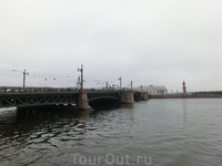 Дворцовый мост. Соединяет центральную часть города (Адмиралтейский остров) и Васильевский остров. Назван в честь Зимнего Дворца русских императоров.

