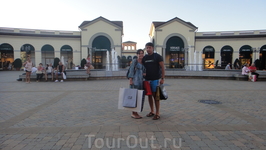 Serravalle Designer Outlet ( McArthur Glen ) ( Милан )
 Самый большой Outlet в Италии , находящийся вдали от суматохи городского цикла , построенной в ...