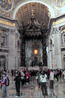 Собор Св.Петра. Балдахин Бернини(отлит из бронзовых балок Пантеона) перед алтарём. Под ним вход в подземные усыпальницы...