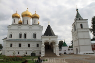 Внутри двора Ипатьевского монастыря стоит Богоявленский монастырь