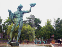 на Нижней террасе - бог моря Посейдон со скандинавской внешностью, на заднем плане - фонтан "Похищение Европы Зевсом"