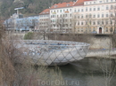 Дунай, стеклянный мост, на нем кафе, детская игровая