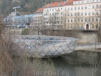 Дунай, стеклянный мост, на нем кафе, детская игровая