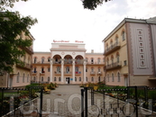 Здание санатория  "Целебный ключ"  в прошлом - первая и единственная в Ессентуках гостиница "Компанейская". Она открылась в 1875 году.