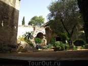 садик при спуске с крепостной стены в Жироне