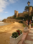 С другой стороны от городского пляжа Тоссы расположен один из самых знаменитых национальных памятников Коста-Брава - средневековый город-крепость Vila ...
